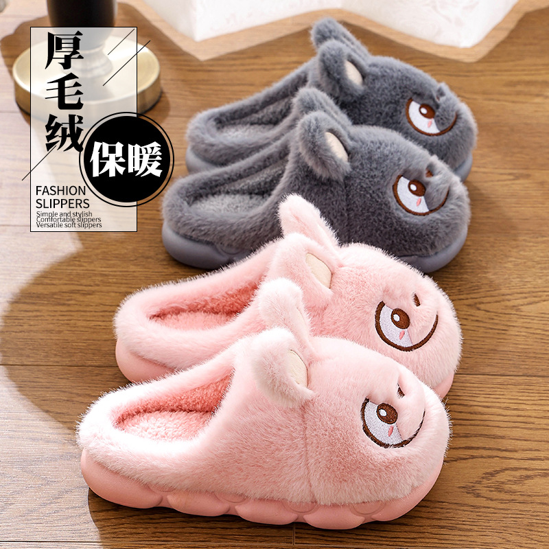 Zapatillas de algodón para mujeres otoño y invierno 2025 nuevas parejas antideslizantes interiores gruesas con zapatillas de lana cálidas para hombres