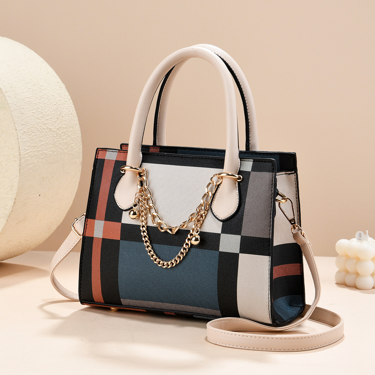 2026 nuevo bolso a cuadrillas de estilo universal mujer alta sensación de transporte de gran capacidad de fábrica de mochila de hombro.