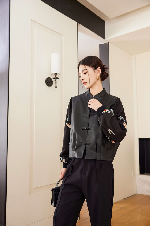 Áo khoác da nữ dáng ngắn cổ đứng thêu họa tiết, cài cúc một hàng — Màu đen chi tiết 8