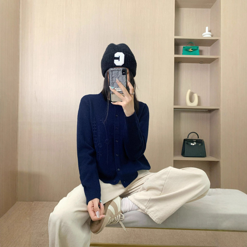 100% Sheep Wool Design Embroidered Round Neck Knitted Cardigan Sweater Jacket for Women, Fashionable and Versatile Niche Top Trend