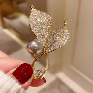 2024 New Style Stiffened Fragrance Brooch Women's Pearl High-end Fine Corsage Anti-running Suit Small Fragrance Style Pin Accessories