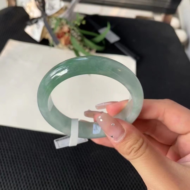 Vòng tay ngọc lục bảo tự nhiên Miến Điện cao cấp hình tròn (đường kính trong 52–64 mm) chi tiết 2