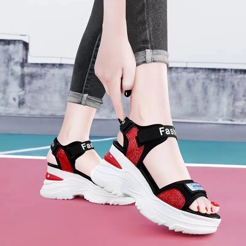 Sandalias de cuero suave para mujeres 2026 verano nuevo muffin red pendiente gruesa con fondo plano estudiantes zapatos de playa suave para mujeres