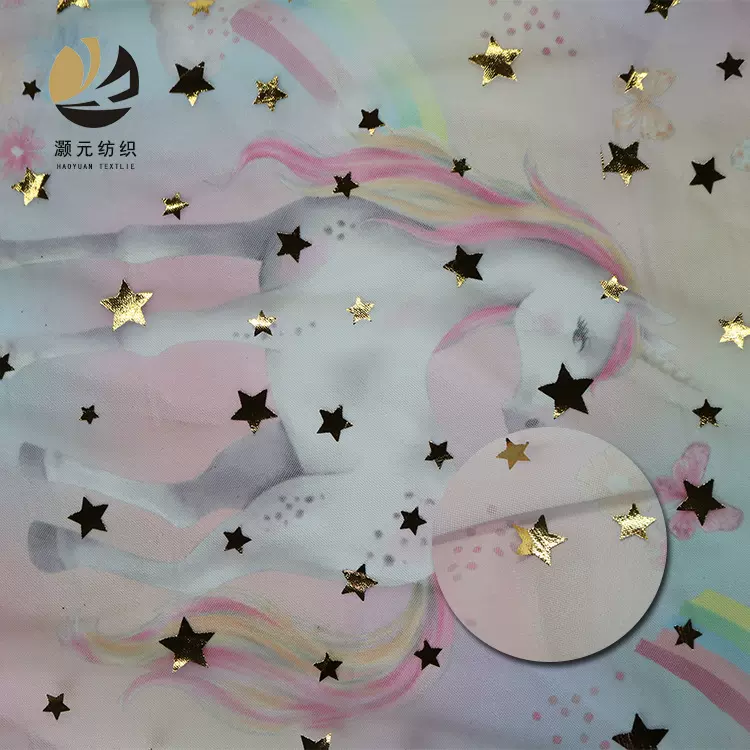 2025新款面料 全涤网布彩虹马印花烫金星星面料 女童柔软裙装面料