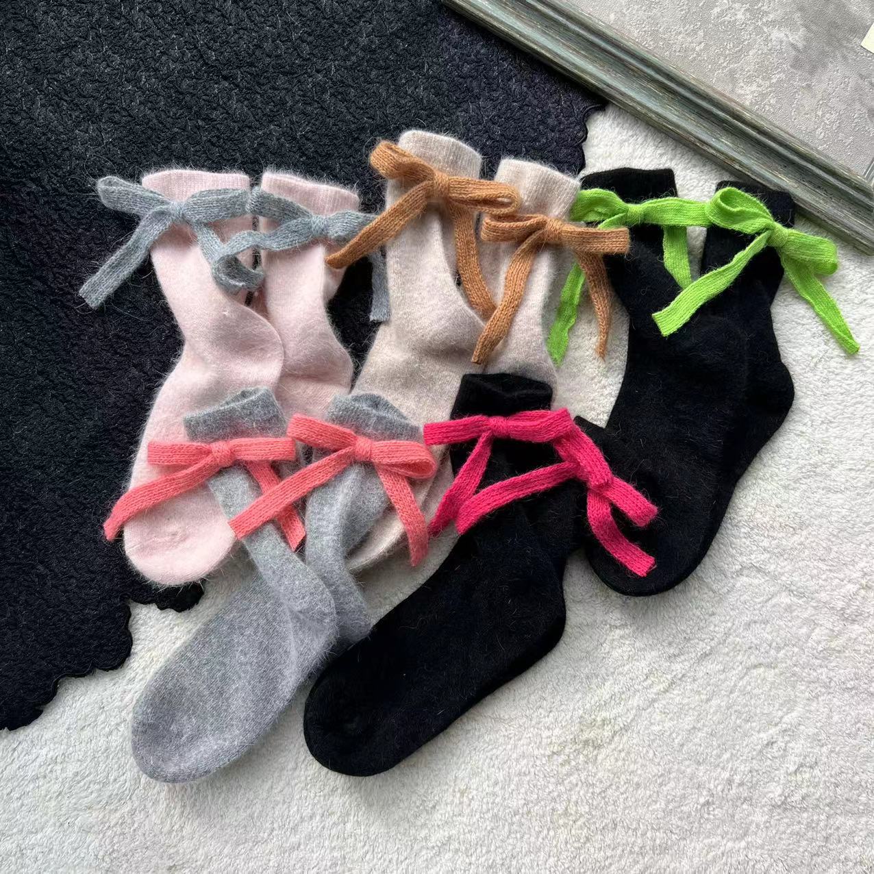 Woolen fuchsia socks with bow