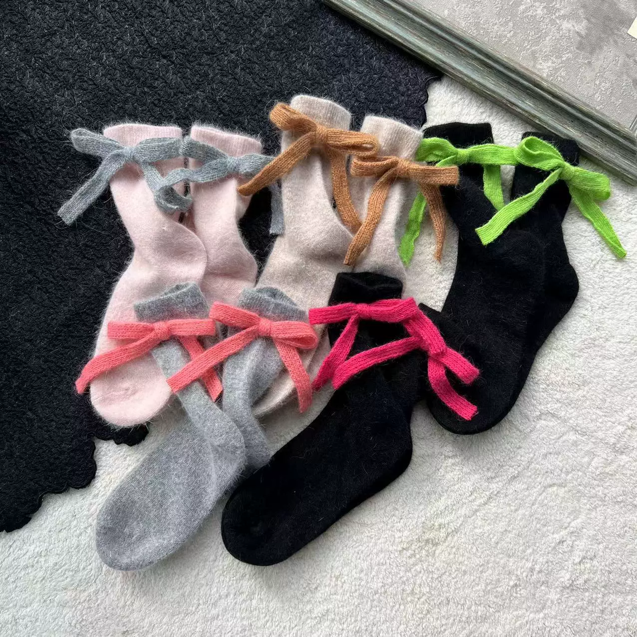 Woolen fuchsia socks with bow