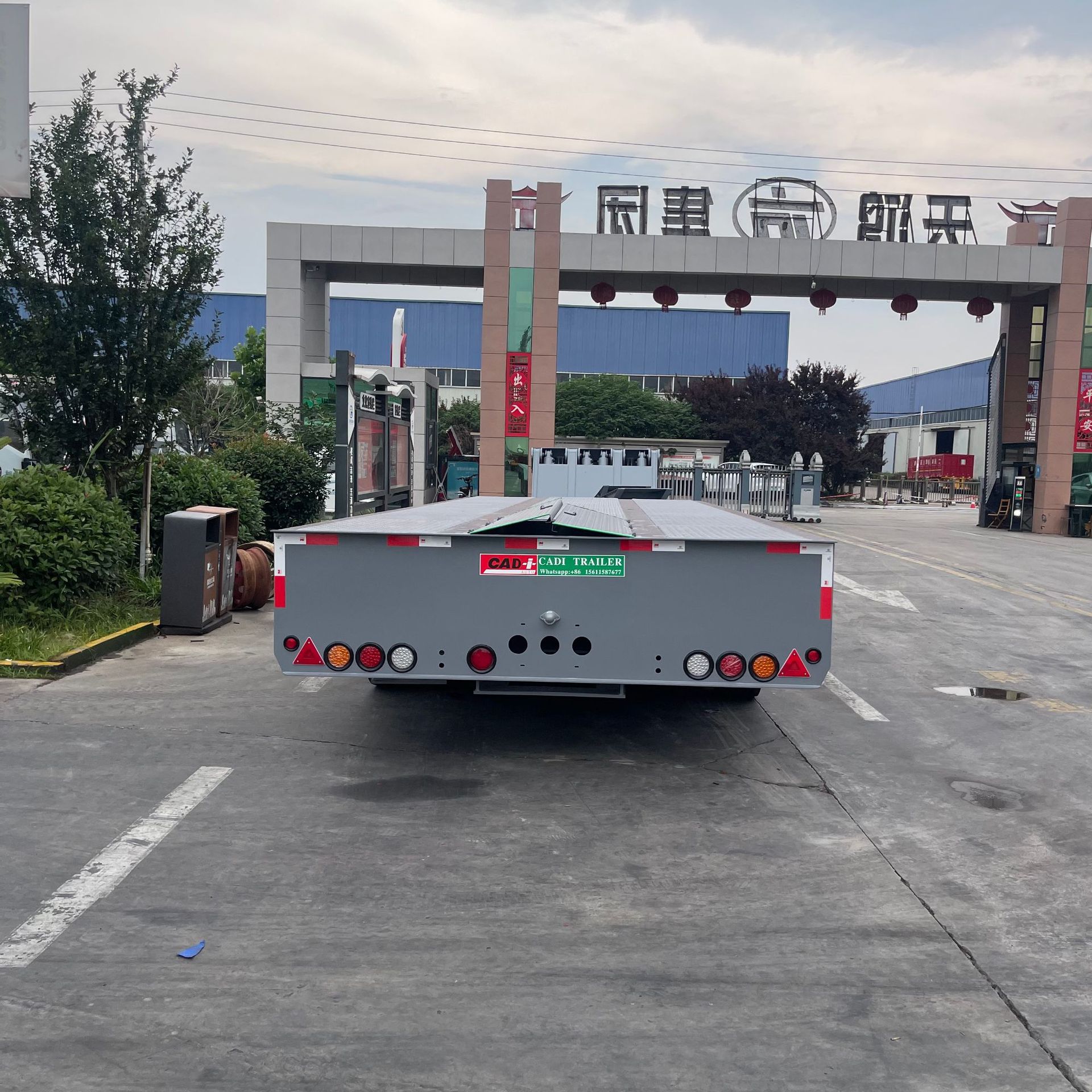 The Factory Supplies and Sells Special Low-Bed Semi-Trailers for Heavy Machinery Transport, Foldable Gooseneck Trailers with Powerful Engines