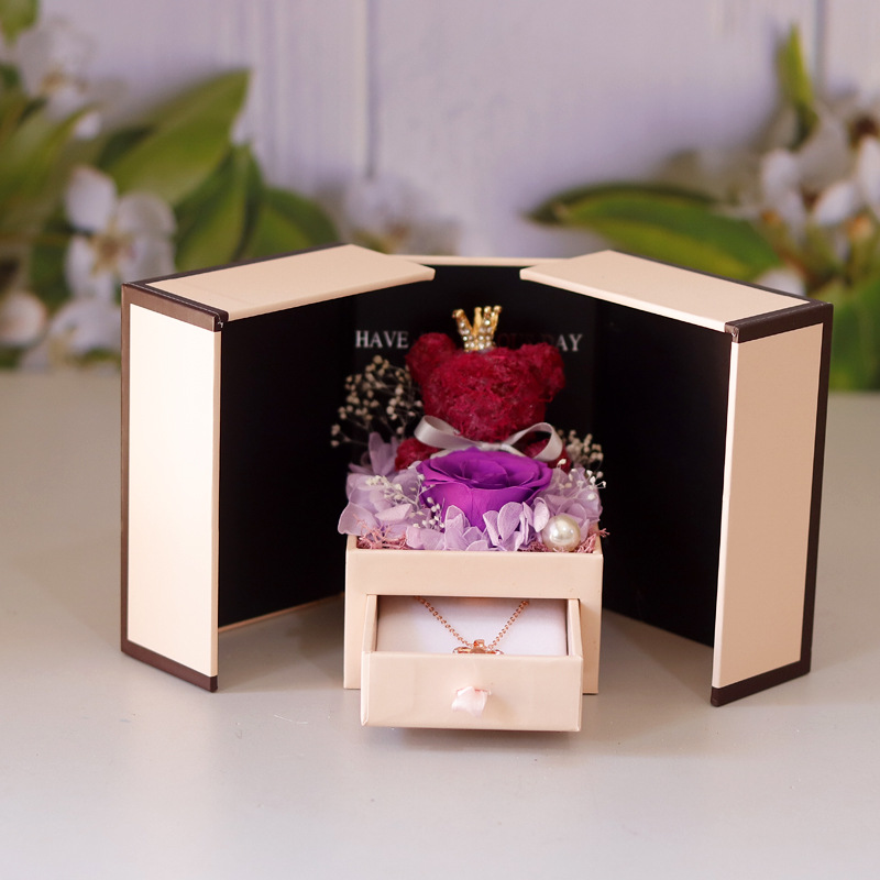 보라색 하나 보라색 꽃 작은 목걸이 없음