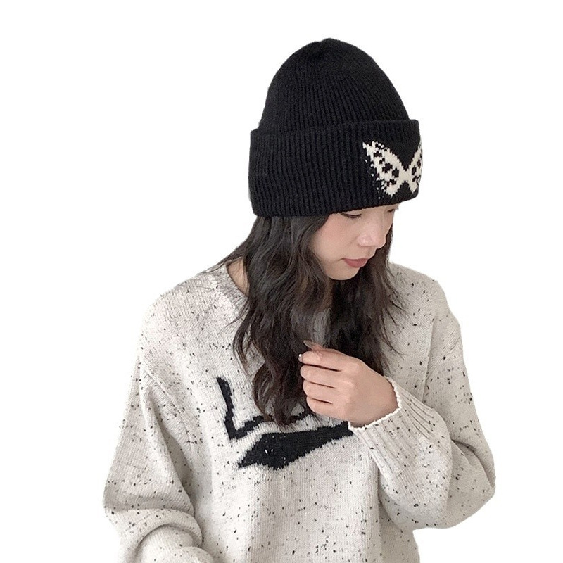 Sombreros de mujer otoño 2025 nueva moda ocio a prueba de viento cálido mariposa gorra de lana de punto gorra al por mayor