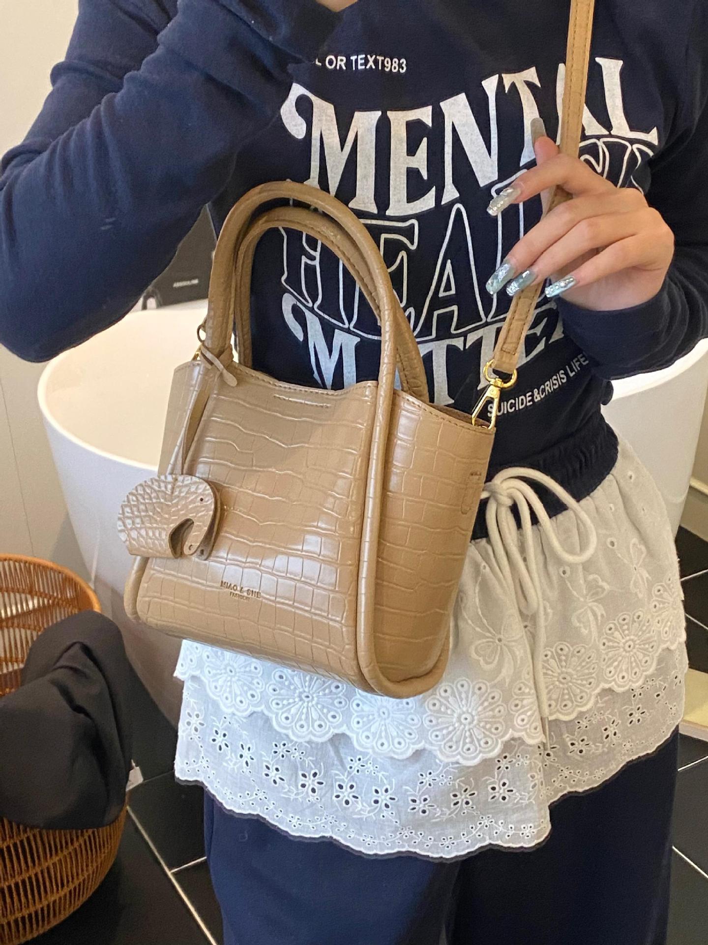Bolso de canasta de verduras con patrón de cocodrilo transfronterizo para mujer 2025 nuevo bolso de cubo de mensajero casual simple de alta gama