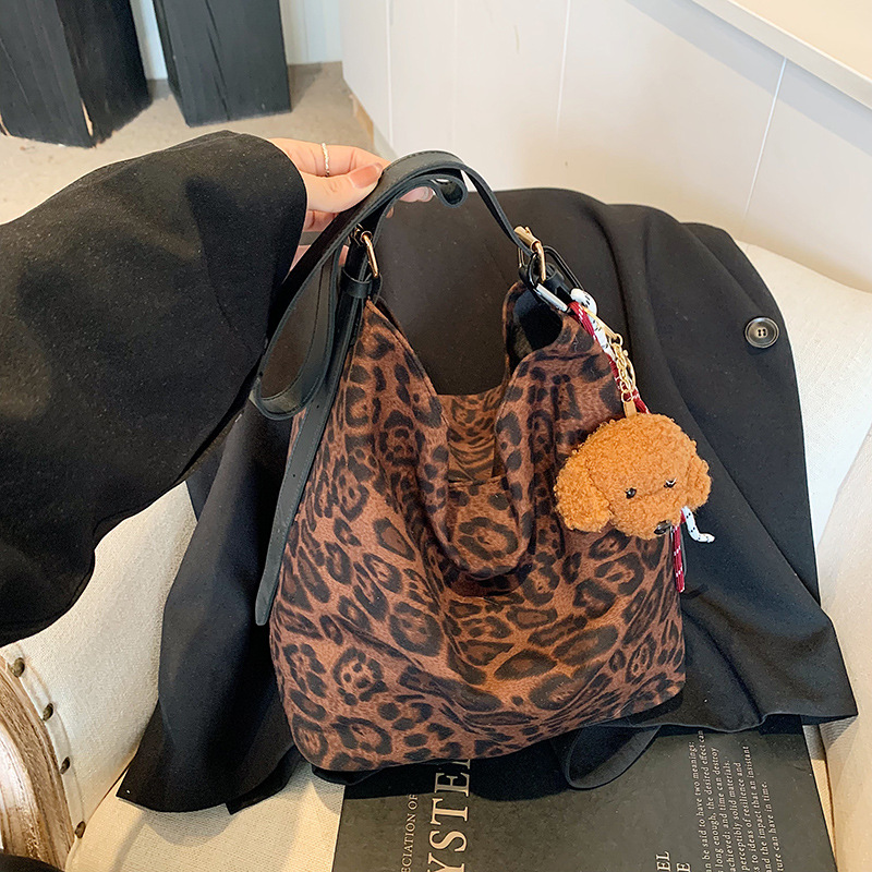 Bolso retro para mujeres 2024 invierno nuevo estilo de moda gran capacidad de alta sensación bolso de moda ocio bolso de hombro