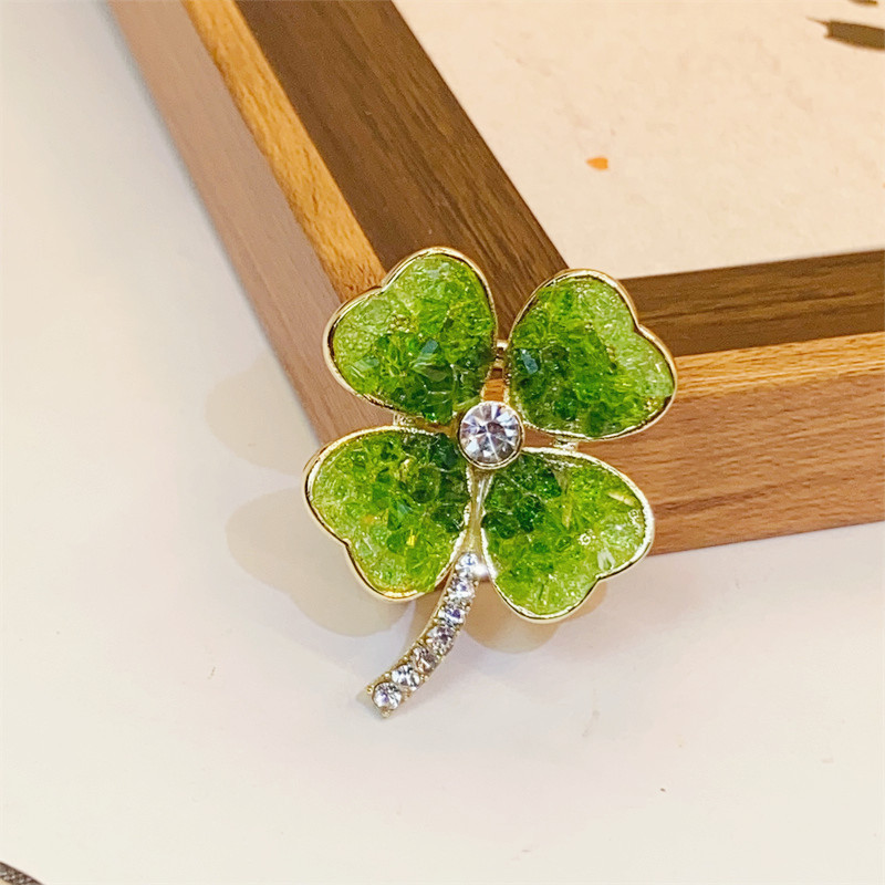 Gradient Green Crystal Four-leaf Clover Brooch High-end Female Niche Design Sense Suit Corsage Accessories Pin Imitation Light Buckle