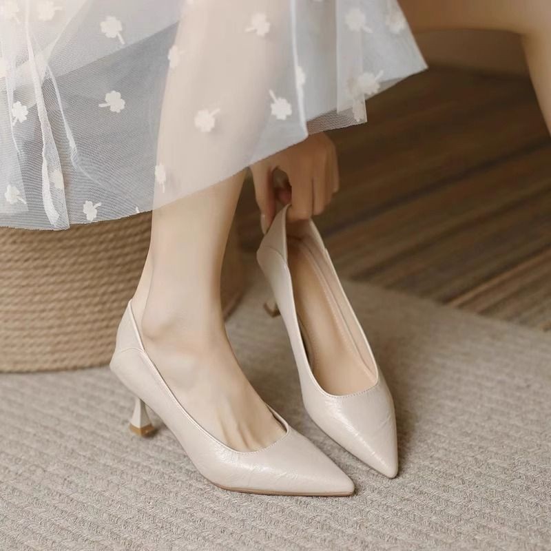 Temperamento zapatos de tacones altos mujeres primavera 2026 nuevo tacones delgados viaje ligero nicho simple estilo francés zapatos de cuero de punta pequeña