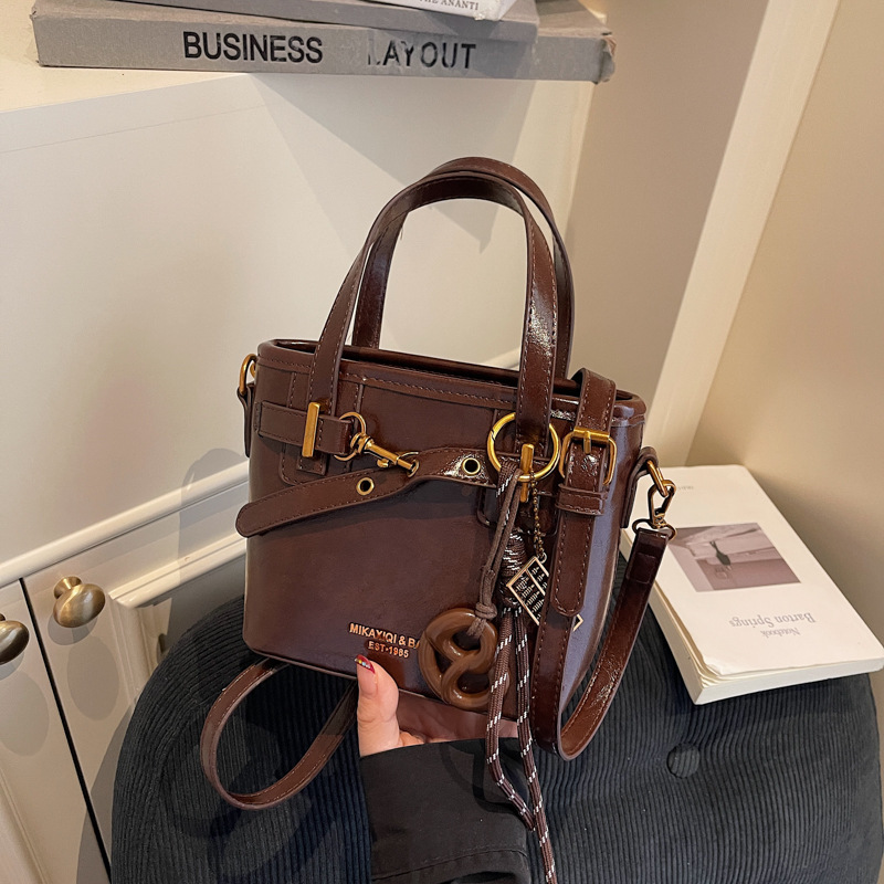 Coreano de alta calidad elegante bolso de cubo portátil para mujeres 2025 nuevo retro versátil viaje mochila de hombro