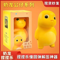 小乳龍は息を呑まずにゆっくりとおもちゃを弾きます。