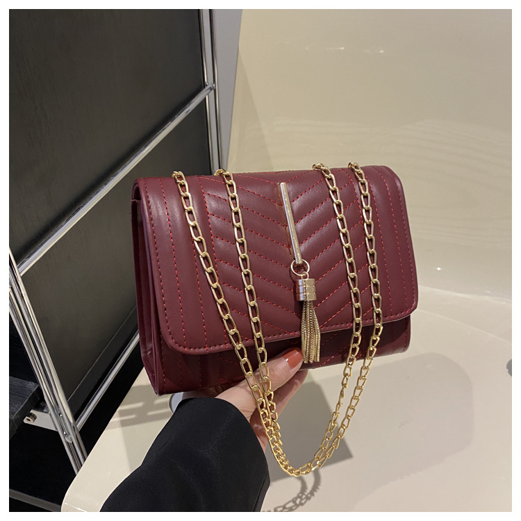Borsa a tracolla donna con ricamo catena e nappine elegante_voghion.com