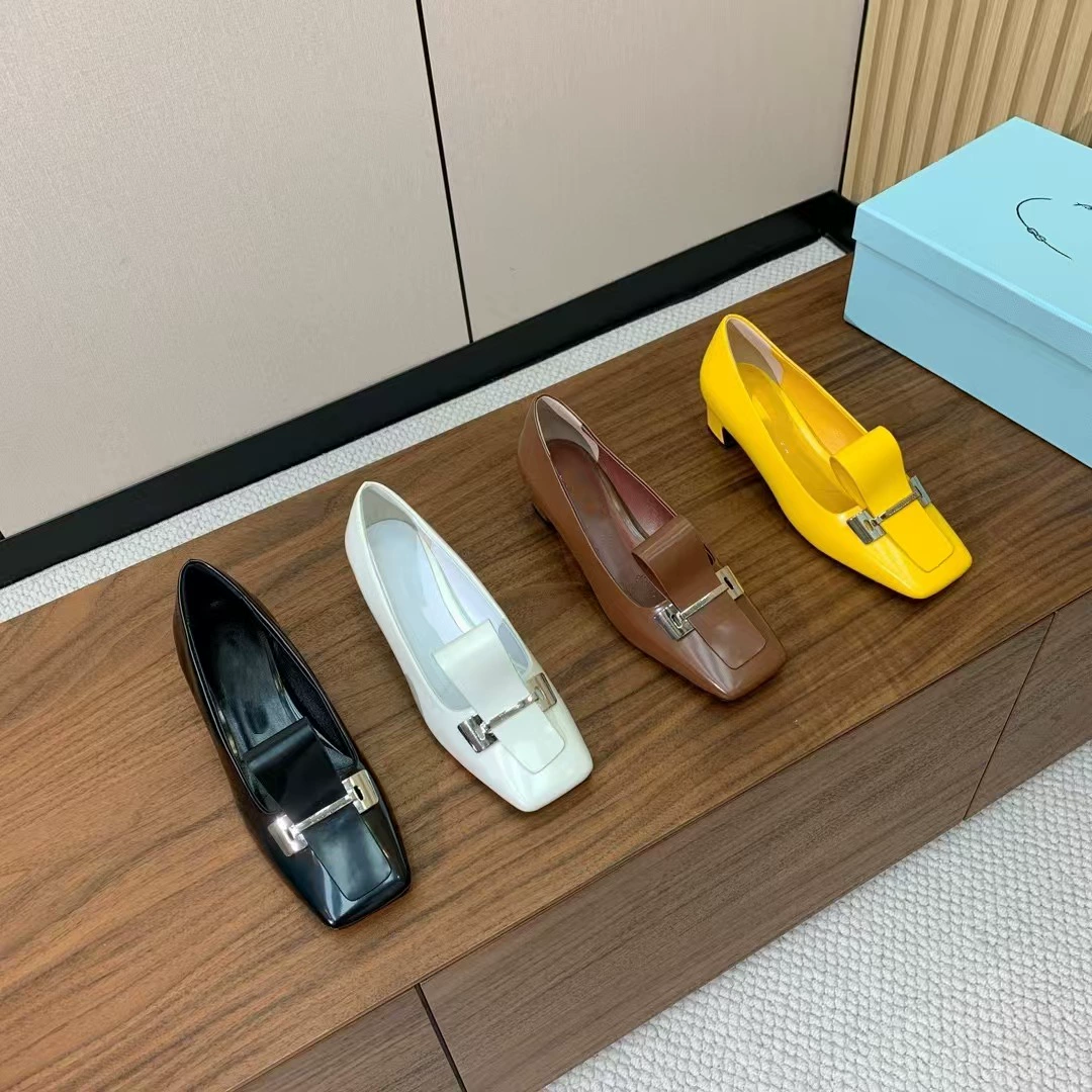 2025 новые квадратные головы толстые каблуки средние каблуки дикие педали женские кожаные легкие рты французские туфли ретро женские весна и осень