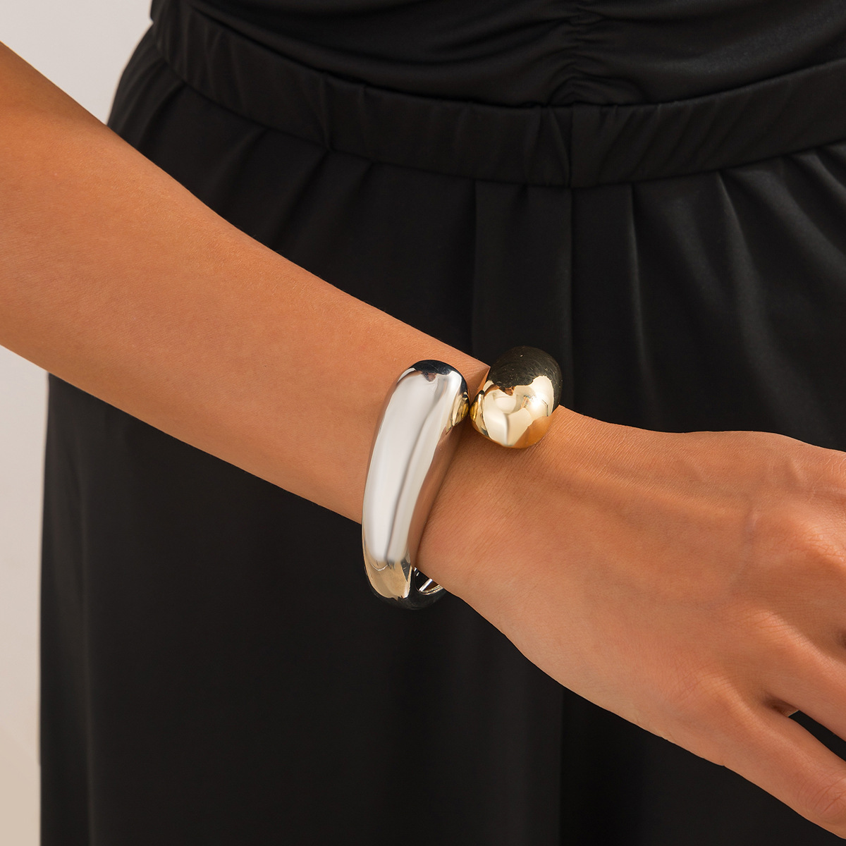 55g Weight Bangle Classification Alloy Chain Material 1 Piece Quantity Holiday, Travel Occasion Alloy Material Geometric Pattern Women's Gender Plating Design Elegant, Lady, Simple Style Style Elegant Lady Simple Style Geometric Alloy Bangles Wholesale 34