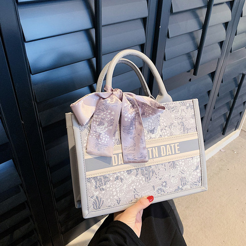 Large-capacity embroidered tote bag for women, high-end texture, niche commuter handbag, shoulder crossbody bag, casual large bag