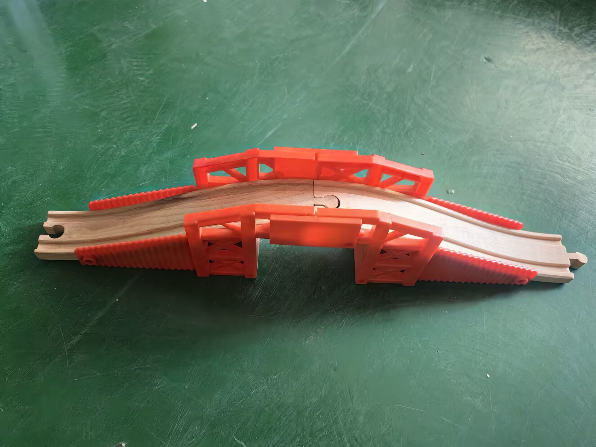 Vía de tren de madera de los niños directos de fábrica ensamblar bloques de construcción combinación variedad universal pista suelta educación temprana juguetes al por mayor