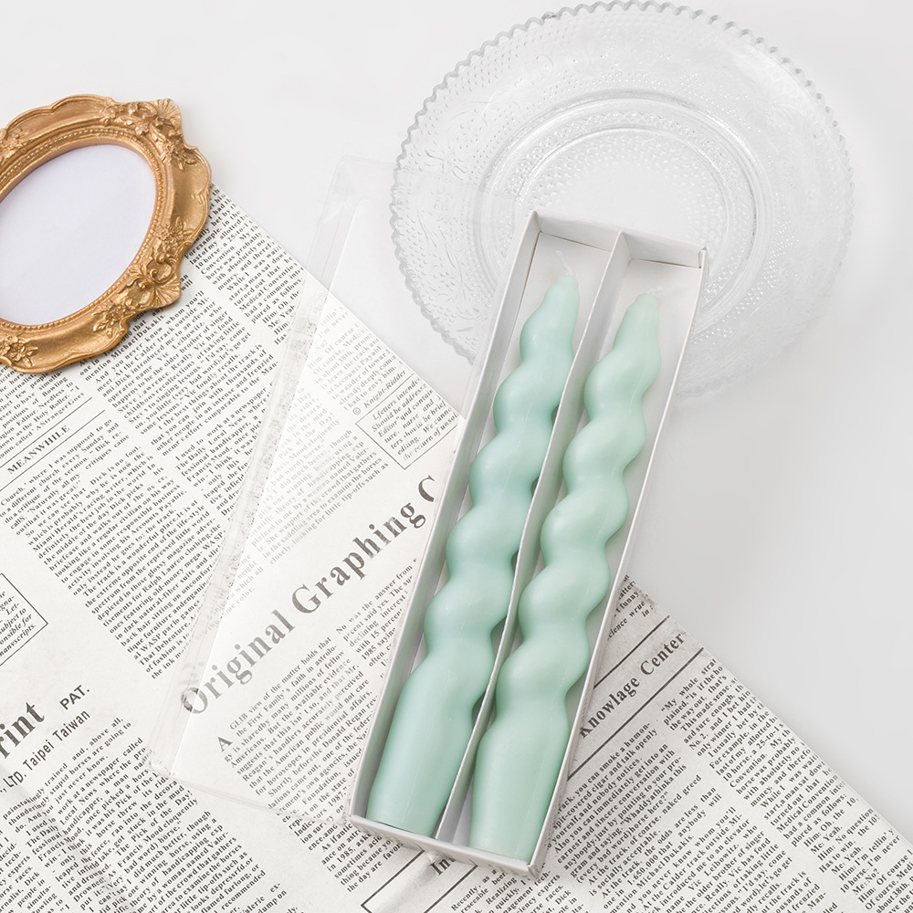 Färgglada vridna ljus för romantiska middagar_voghion.com