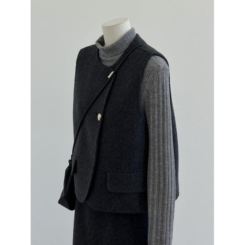 Niche design sense commuter round neck layered woolen jacket for women in autumn and winter Korean small short sleeveless vest trend