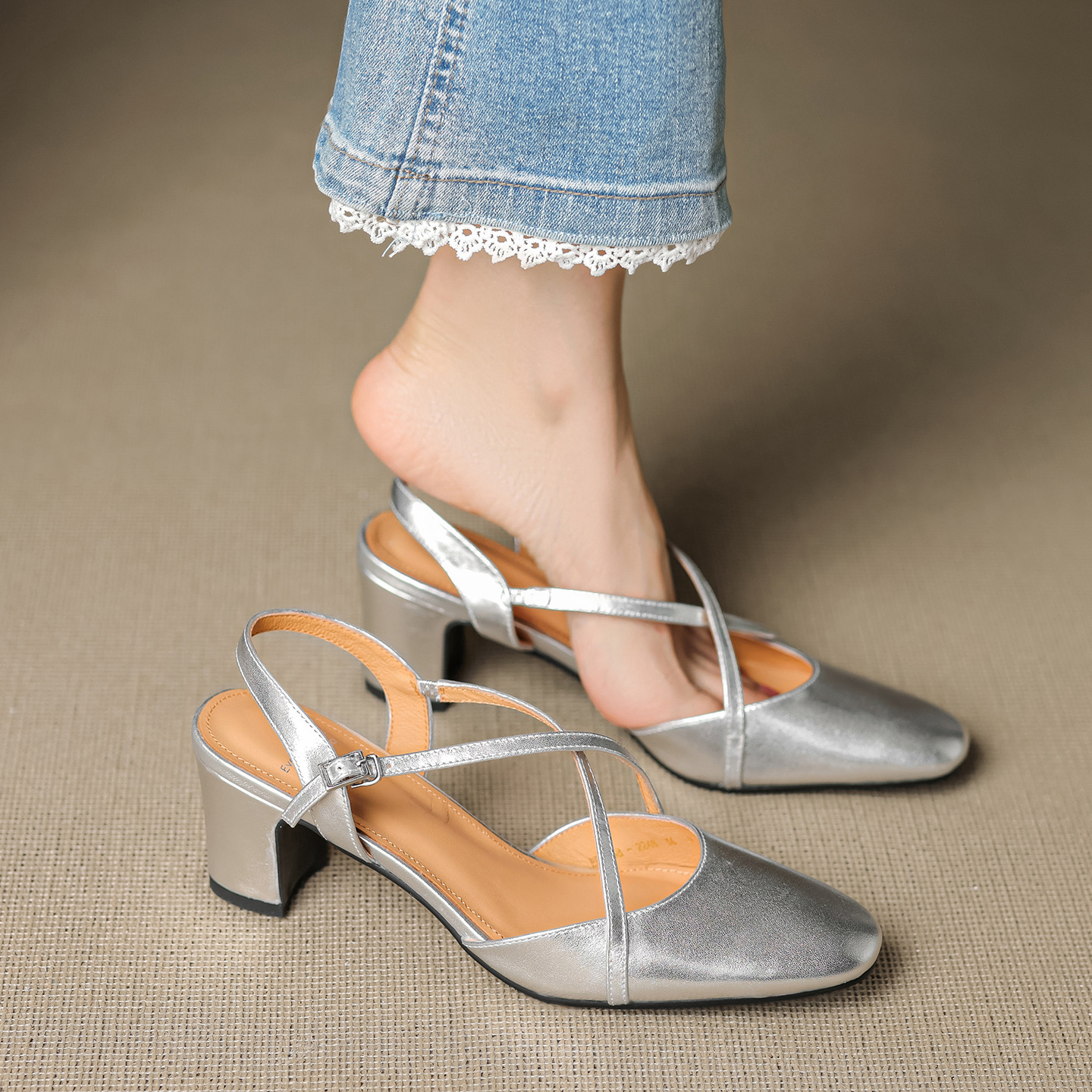 Sandal cao gót nữ mũi nhọn quai chéo buộc dây, gót vuông ổn định — màu trắng ngà