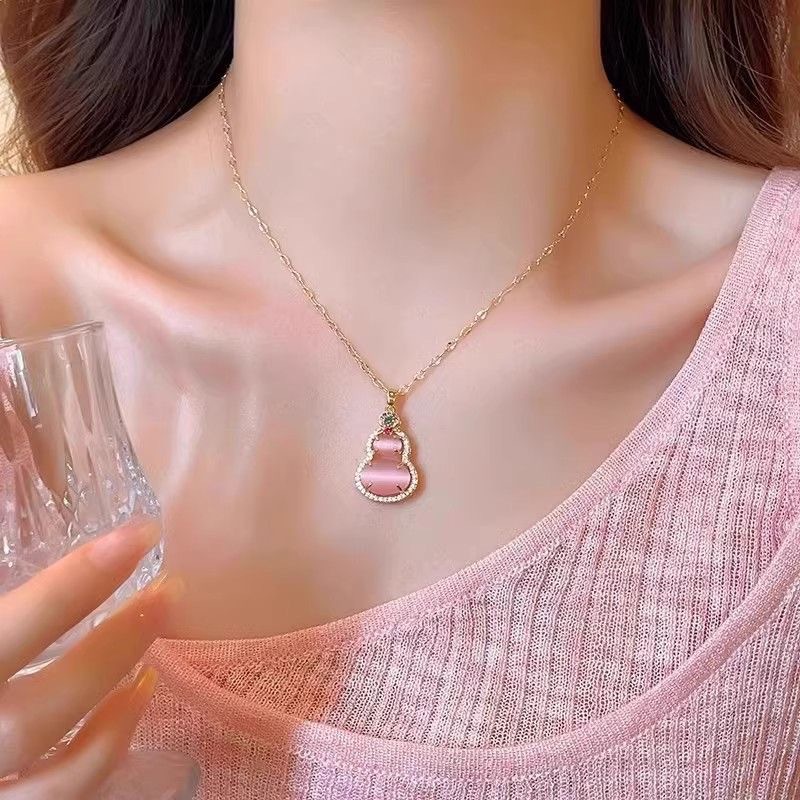 Collar con colgante de calabaza para mujer, lujo ligero, nicho, avanzado 2025, nueva cadena de clavícula explosiva, regalo del día de la madre para mamá
