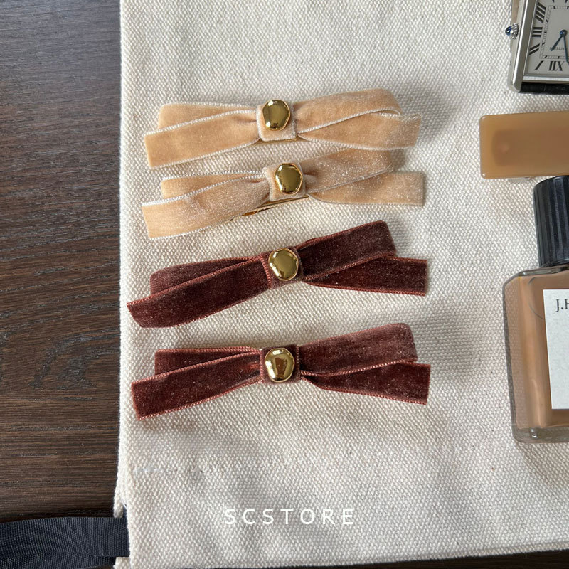 Vintage fluweel haarspeld met strik en gouden accent_voghion.com