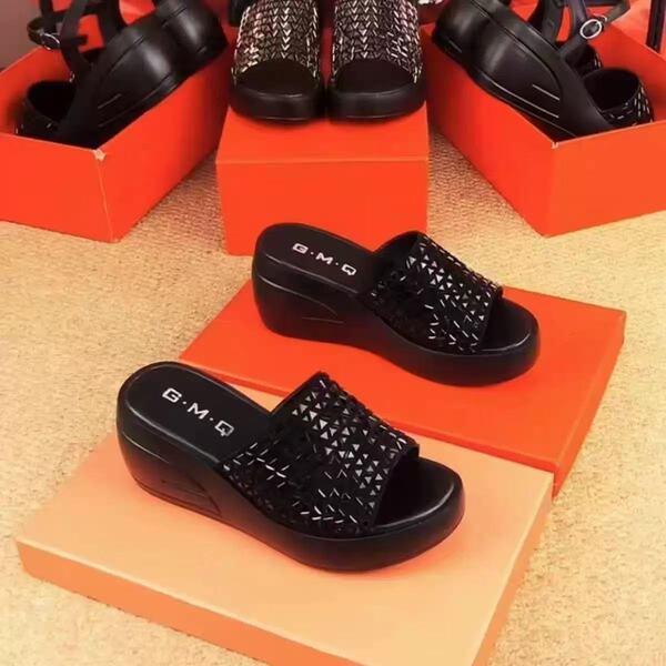 Fashionable sandals platform