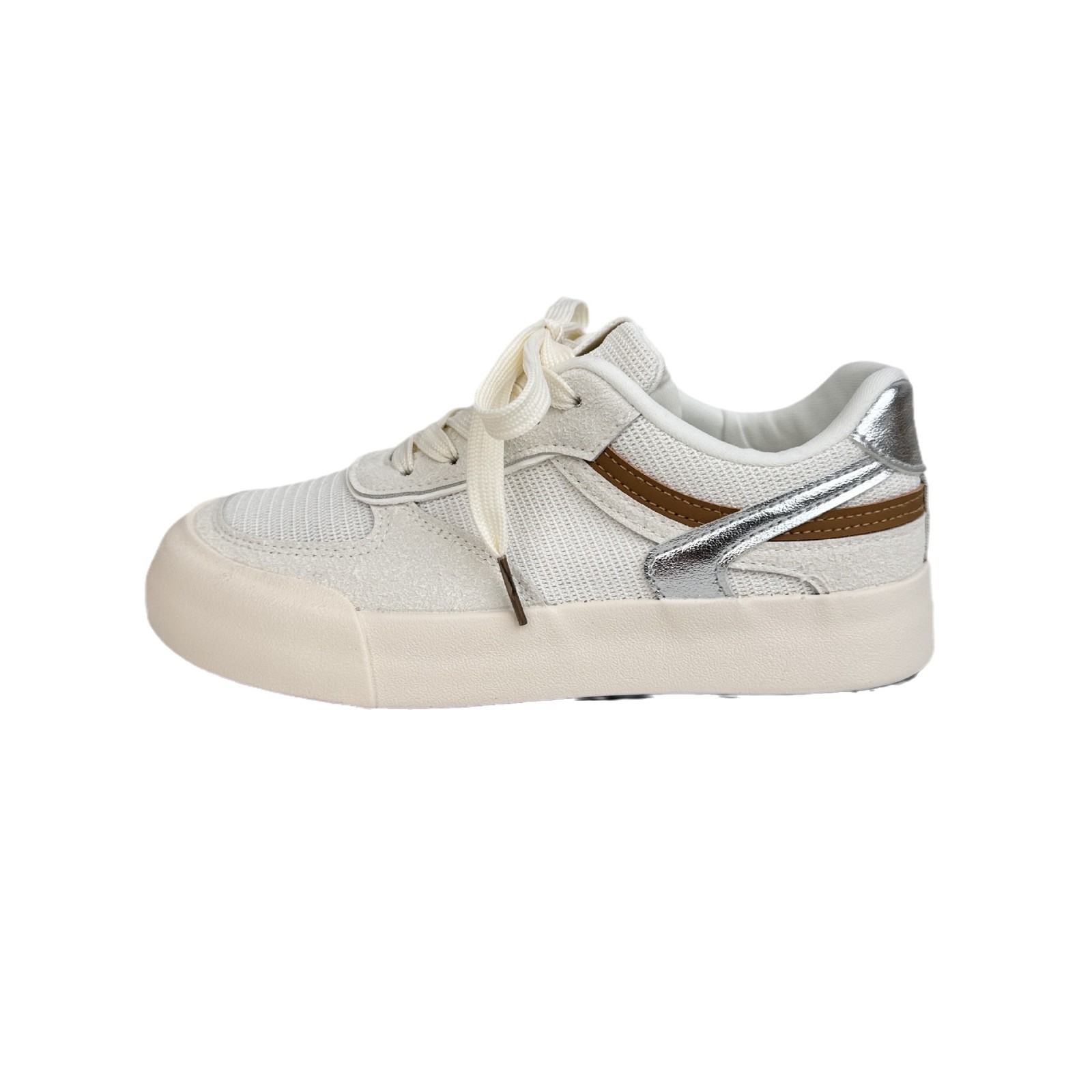 Zapatos blancos de estilo americano para mujeres 2025 primavera nuevos zapatos de skate de moda de suela gruesa para mujeres tendencia deportiva casual universal 6610