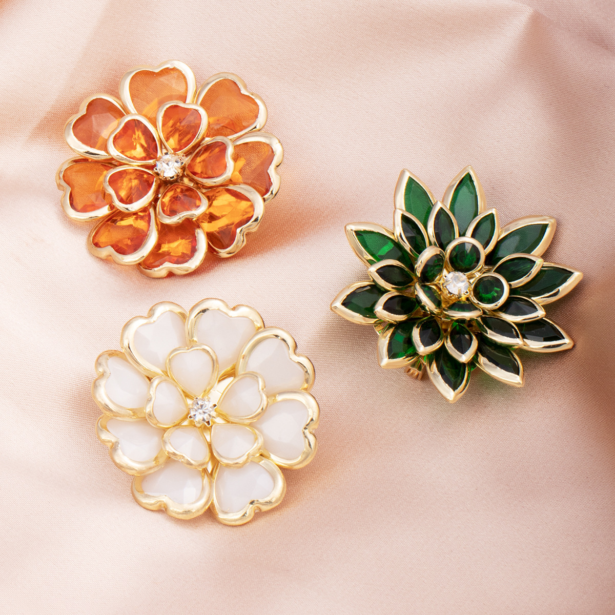 Cross-border chattering online red three-dimensional resin flower clothing accessories brooch can be worn with chain necklace