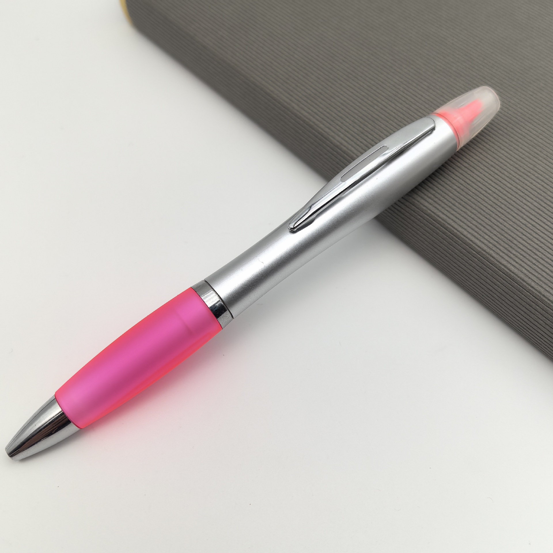 Personalizado multifuncional pluma de doble cabeza creativa pluma de doble cabeza líquida pluma de aluminio publicitaria 2 para pluma de bola