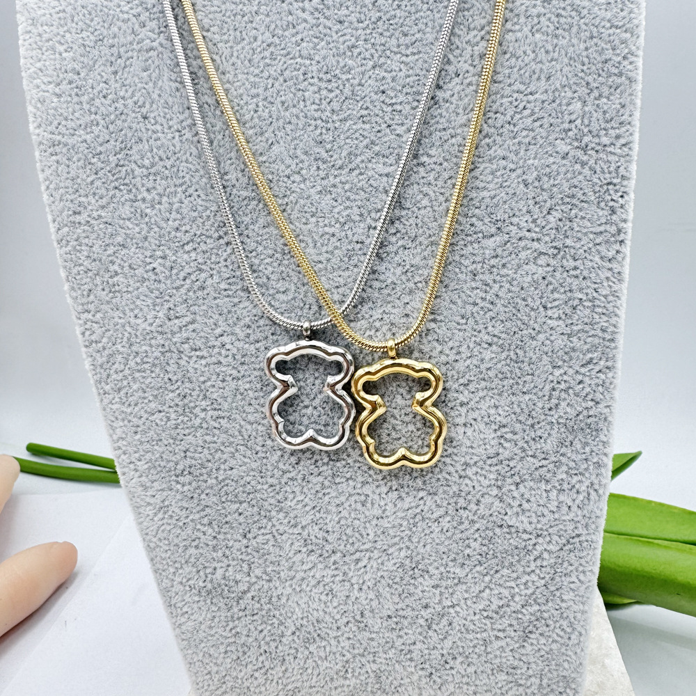 Oso tridimensional collar de titanio de acero pequeño animal colgante aretes pulsera anillo de hueso de serpiente cadena femenina estilo INS