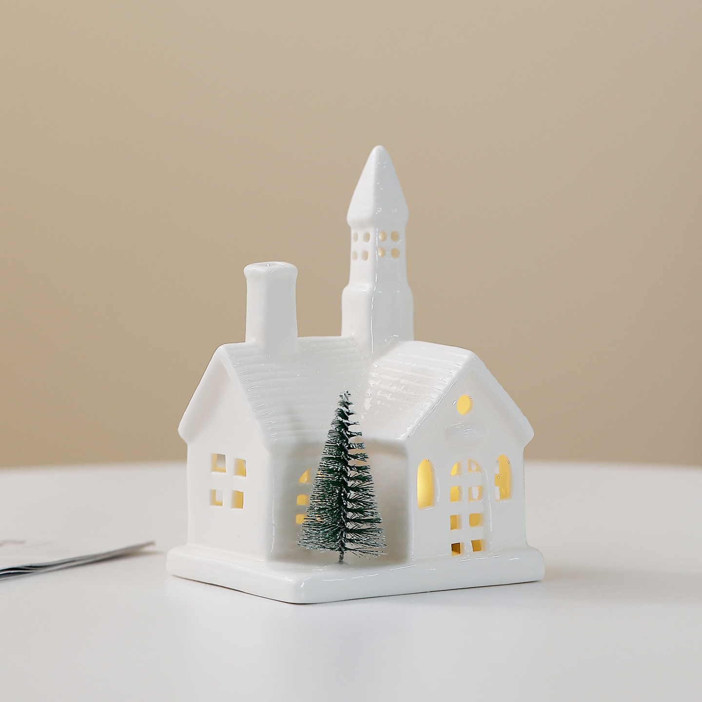 跨境新品陶瓷摆件发光圣诞屋房子欧式镂空桌面装饰夜灯氛围灯现货
