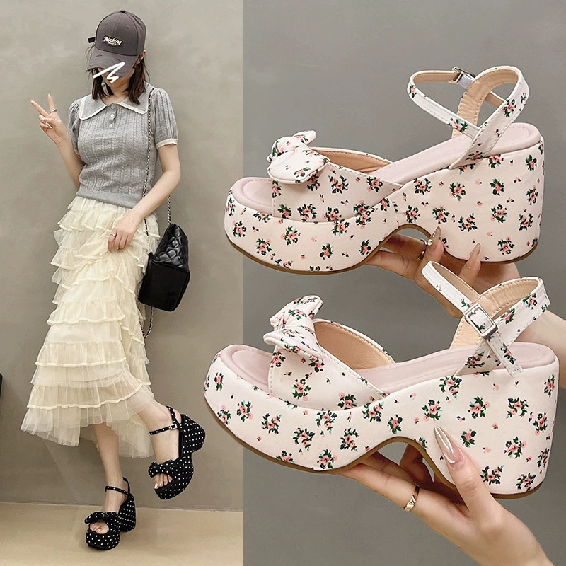 Летние женские босоножки на танкетке, толстая подошва, водонепроницаемая платформа высотой 7 см, толстые каблуки, однорядные ремешки с пряжками, черные милые и крутые римские туфли.