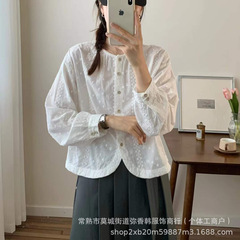 336重工の刺繍の丸首の単列は弧の形の裾の短い長袖のシャツの女性の秋のゆったりした韓国版のシャツを掛けます。
