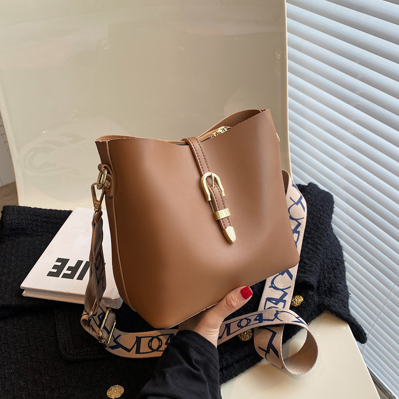 universal fashionable high quality capacious one-shoulder bag