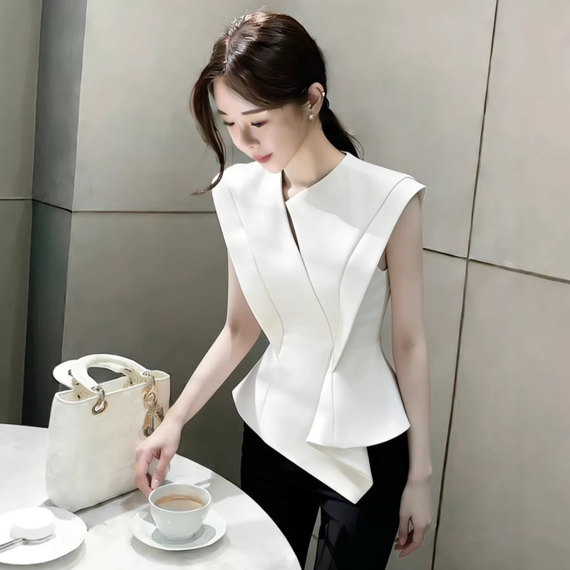 Efficient and Stylish Commuting Style, Slim-Fit Sleeveless White Shirt for Women, Simple and Elegant Top, Light Urban V-Neck Vest Top