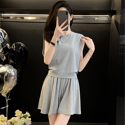 Salt-inspired light mature casual sports set for women, summer 2025, gray sleeveless top with high-waisted shorts, two-piece set
