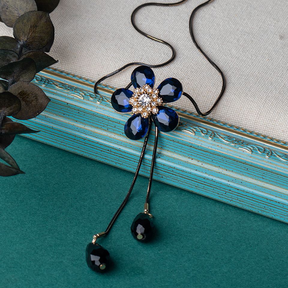 Fashion Simple Crystal Five-petal Flower Pendant Pendant Necklace display picture 4