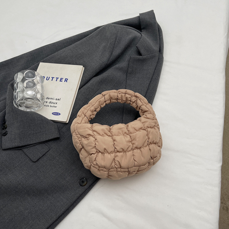 Bolso de nube a cuadros plisados coreanos al por mayor Bolso de axilas 2024 Nuevo estilo de plumón Mini bolso de moda
