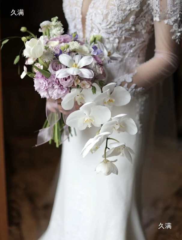 チューリップの花束の花嫁の造花の影楼の結婚する手は花の完成品の撮影の花の白色の写真を撮ります。|undefined