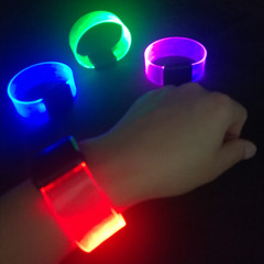 新型led発光磁石手環リストバンド磁気吸引にはラジウム彫刻レーザーロゴを装着している