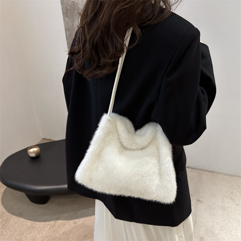 Bolso de peluche de nicho de invierno bolso de mujer 2024 moda extranjera hombro braza pequeña bolsa cuadrada bolsa de viaje de lana universal