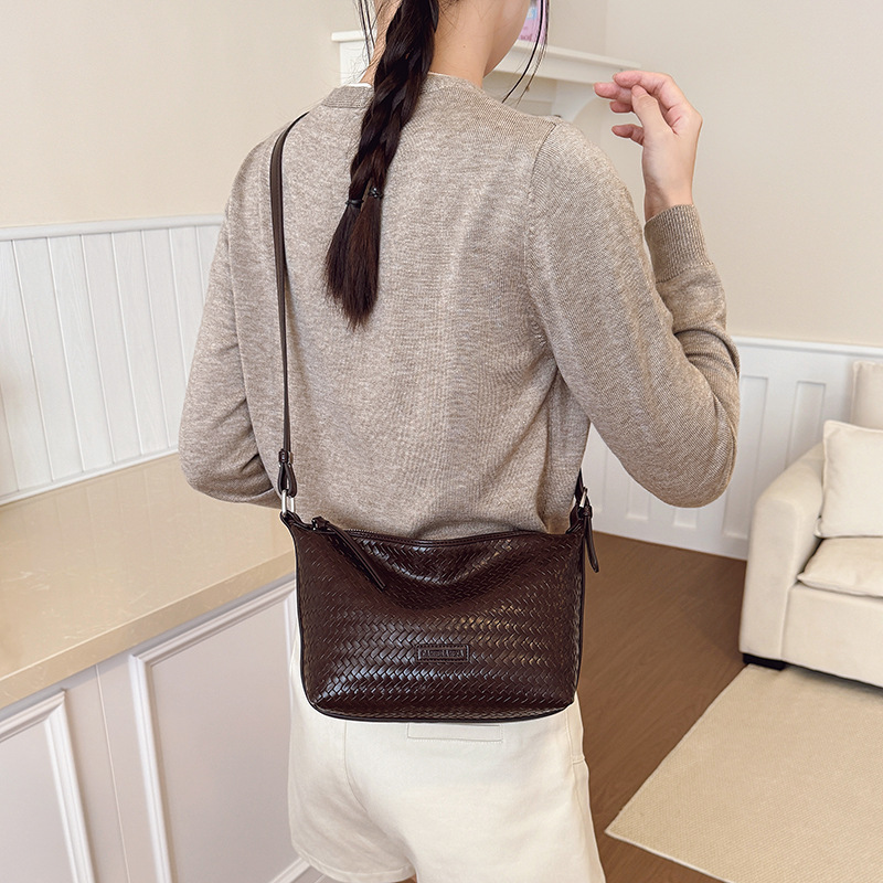 2025 otoño y invierno nuevo nicho retro tejido bolso de brazo de moda de mujer bolso de hombro de gran capacidad bolso de mochila