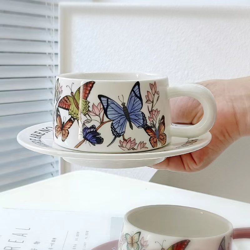 Francés retro flores púrpura mariposa nicho lujo ligero taza de café de alta calidad taza de agua exquisita taza de cerámica de té de la tarde plato