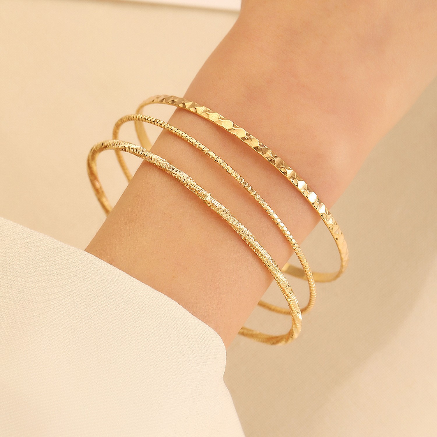 Bracelets minimalistes et superposables, légers et confortables. Hypoallergéniques, ils conviennent aux peaux sensibles. Une façon subtile de sublimer votre look quotidien._voghion.com