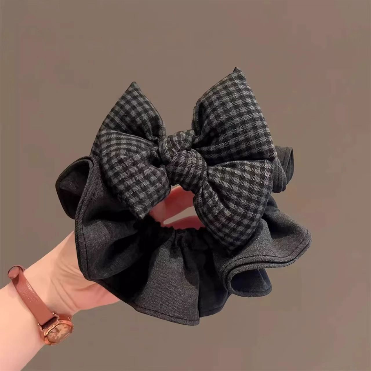 Scrunchie con fiocco a quadri nero e grigio per acconciature_voghion.com