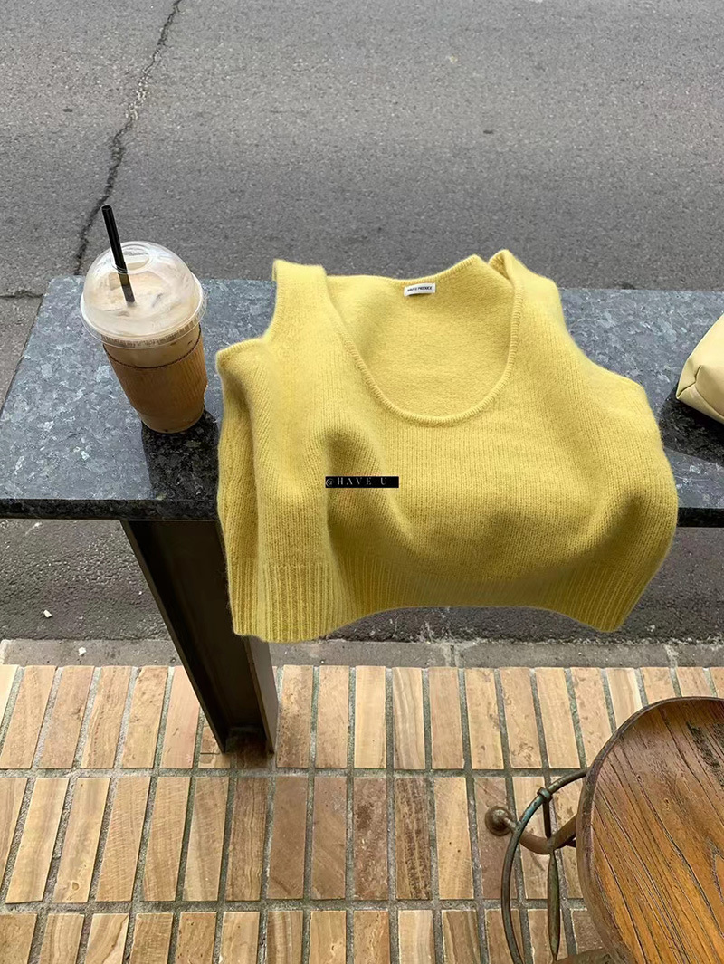 ウールニットのベストuネックの弾力性が短いです。